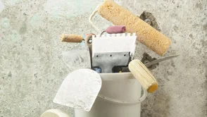 Tapetenzubehör - Kunststoff-Eimer mit Bau-Tools. Renovierung-Konzept. - Stock-Fotografie