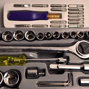 Eisenwaren - Bau-Tools, Muttern, Nägel, Schraubenschlüssel, Schraubendreher auf weißem Hintergrund - Stock-Fotografie