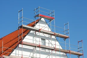 Baustelle, Neubau, Dachstuhl versehen mit einem Baugerüst - Baustelle, Neubau, Dachstuhl versehen mit einem Baugerüst