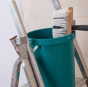 Dauerhafter Halt - Leader mit bucket - Stock-Fotografie
