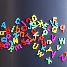 magnetisch - Bunte magnetischem Buchstaben auf Kühlschrank - Stock-Fotografie