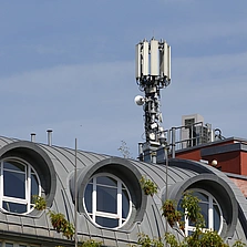strahlungsarmes Wohnen - Mobile Antenne auf dem Dach eines Gebäudes - Stock-Fotografie