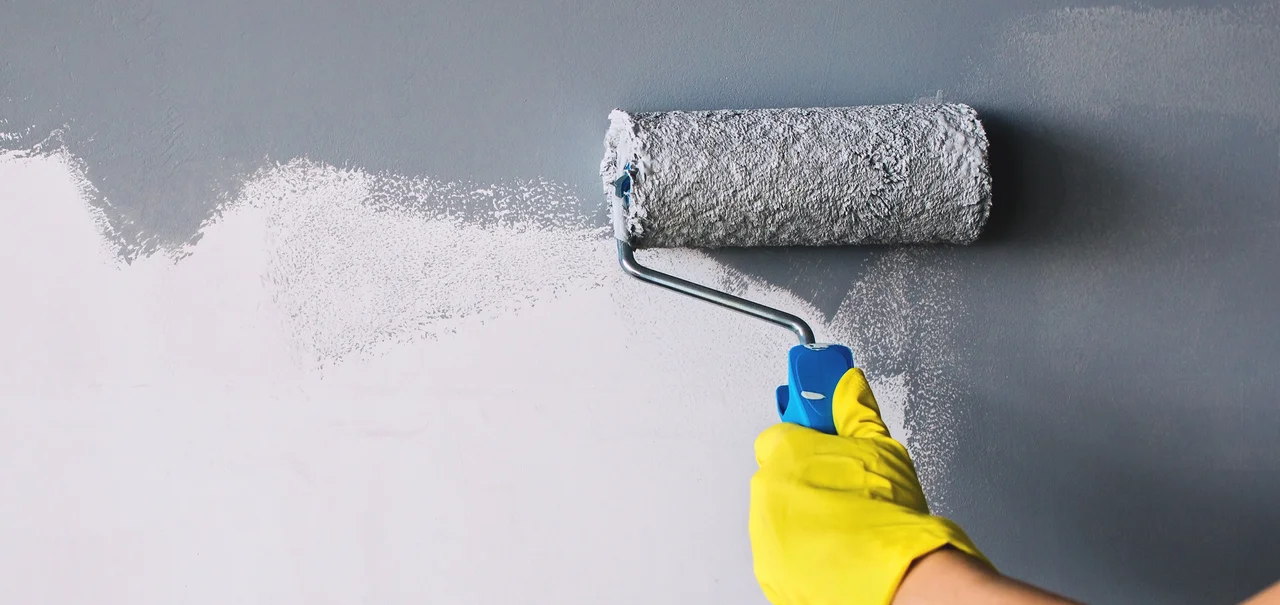 Auftragen von Farbe an der Wand mit einem Farbabroller - Auftragen von Farbe an der Wand mit einem Farbabroller